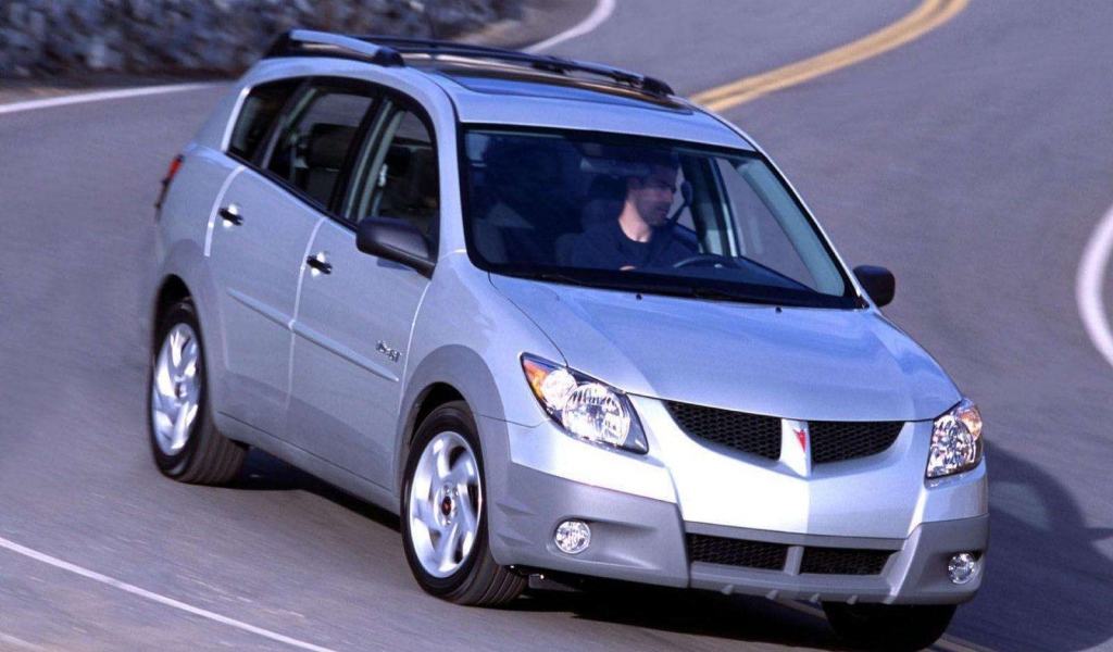 Автомобиль Pontiac Vibe на дороге