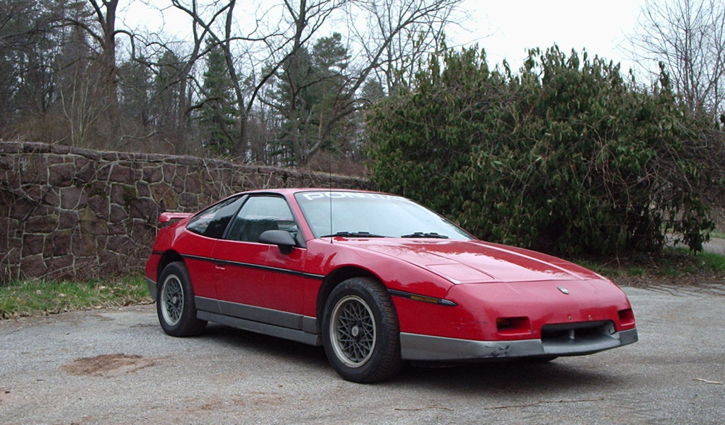 Надежный автомобиль Pontiac Fiero