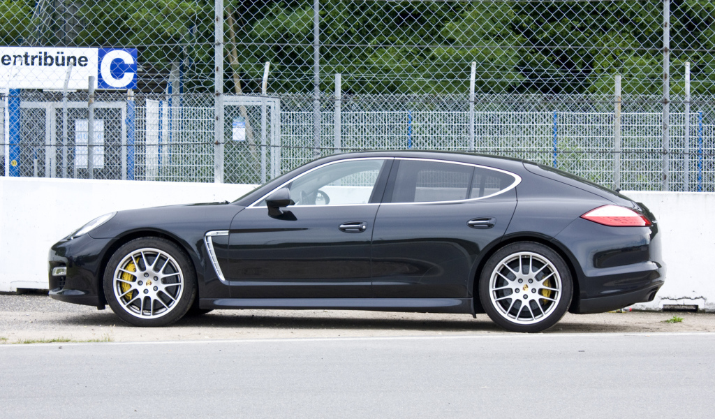 Черный Porsche Panamera