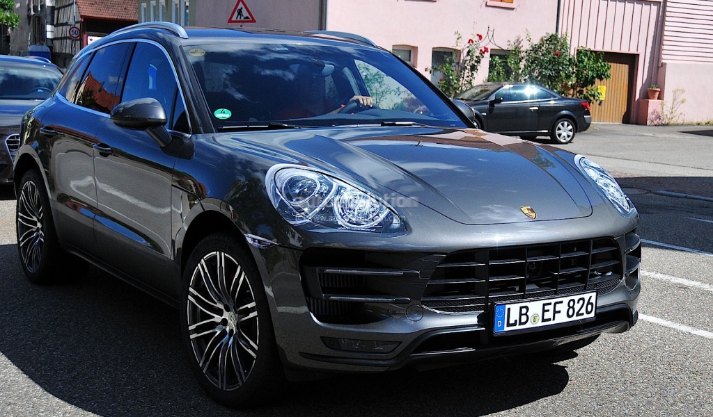 Городской пейзаж с Porsche Macan