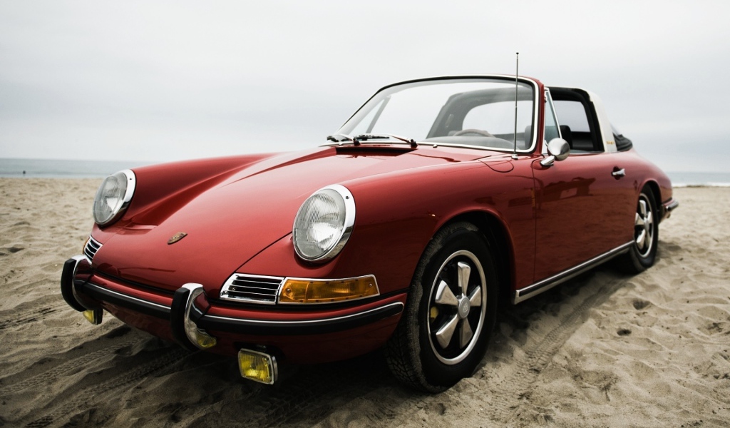 Старый Порш на пляже