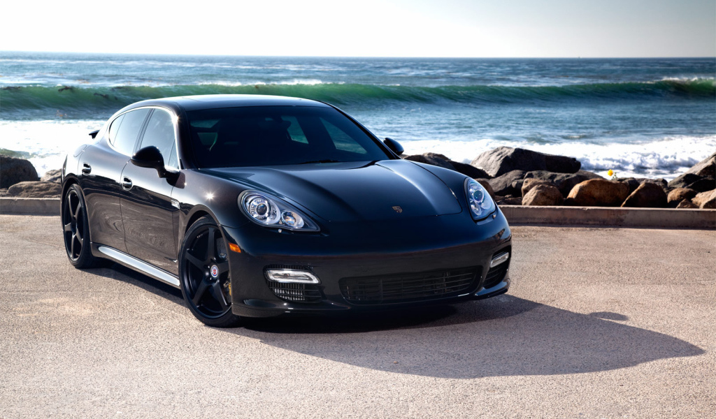 Porsche Panamera на фоне моря
