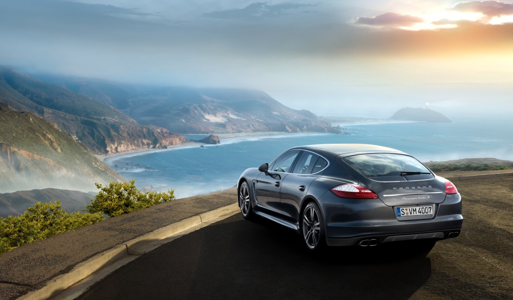 Автомобиль Porsche panamera turbo