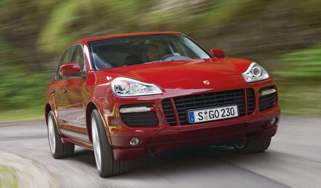 Красный Porsche Cayenne