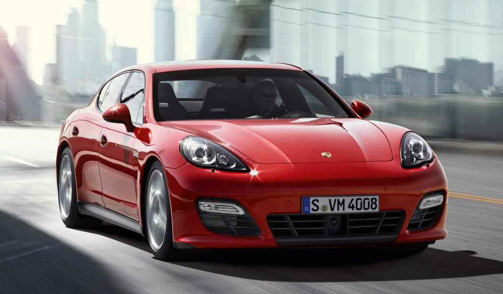 Красный Porsche Panamera