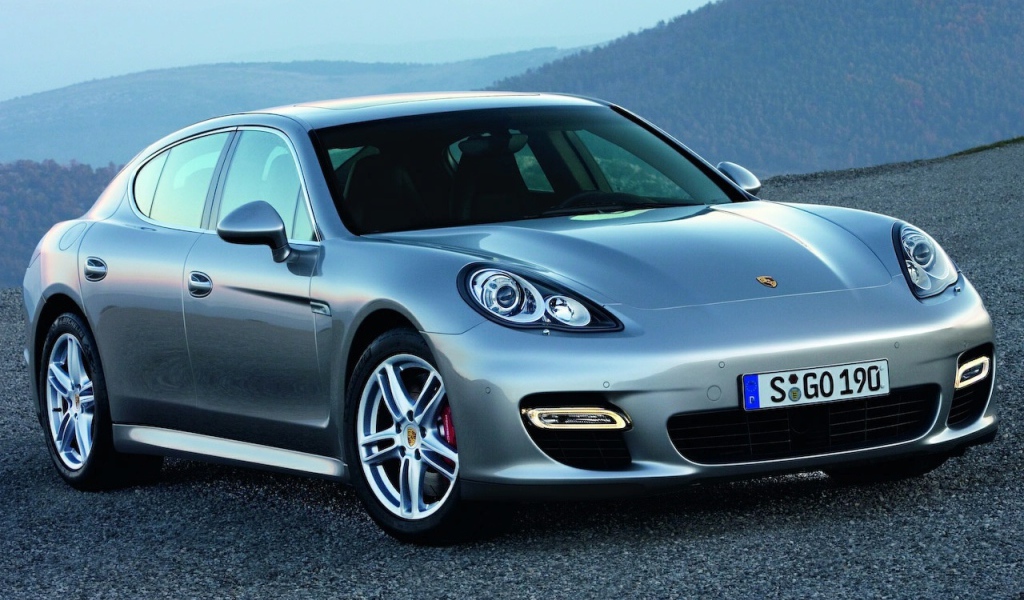 Серебристый Porsche Panamera