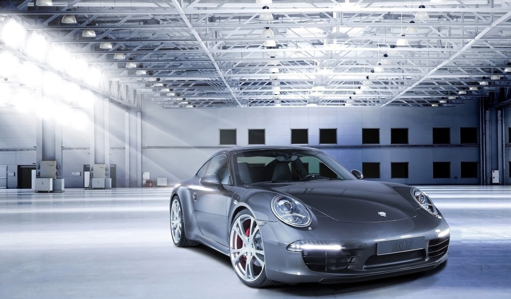 Серебристый автомобиль Порш