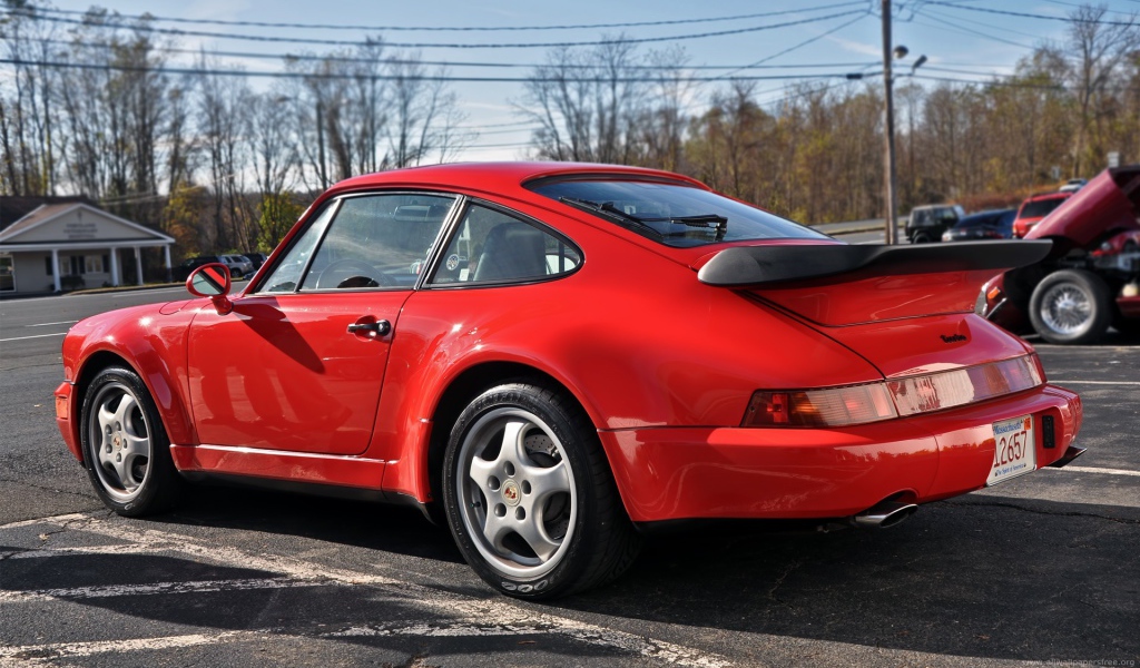 Спортивный красный порш