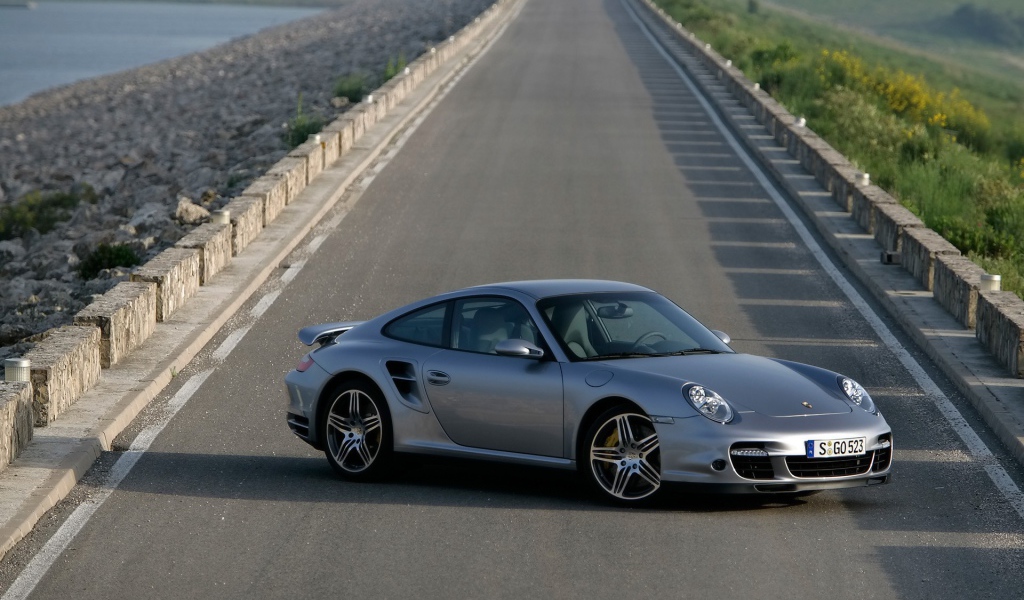 Серебристый Порш 911