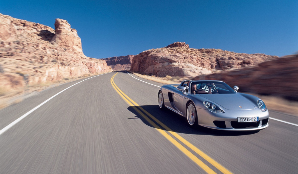 Серебристый Порш в действии