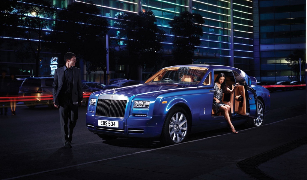 Девушка выходит из автомобиля