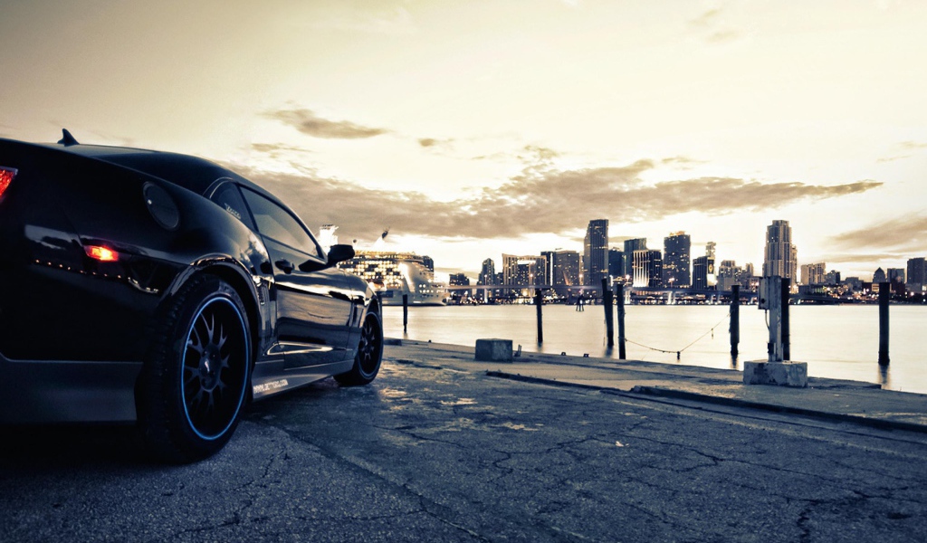 Спортивный автомобиль на фоне города