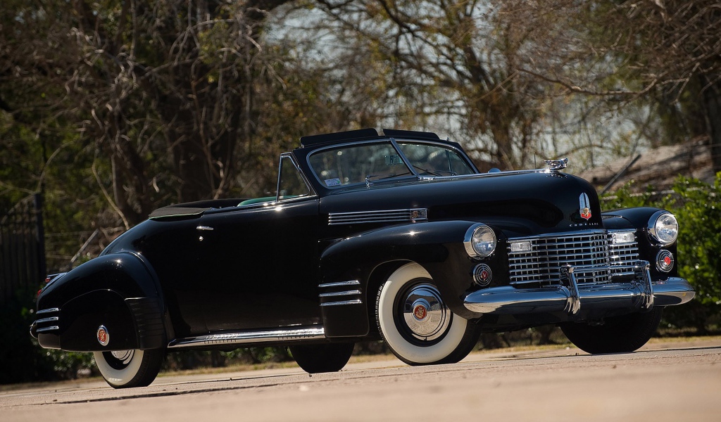 Старинный черный кабриолет