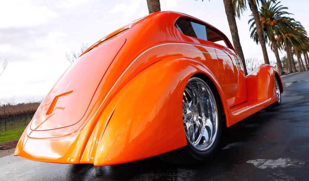 Старинный оранжевый автомобиль