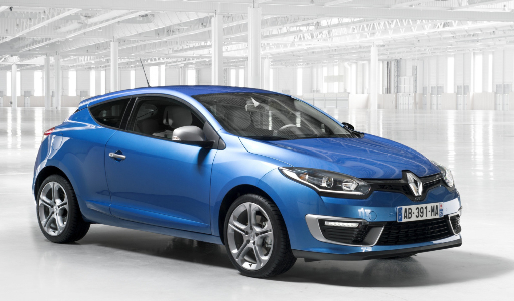 Автомобиль Renault Megane 2014 на дороге