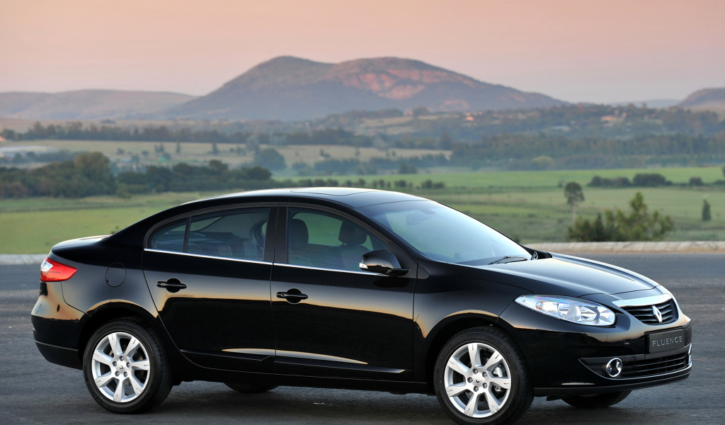 Красивый автомобиль Renault Fluence