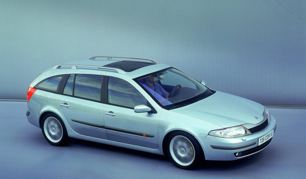 Красивый автомобиль Renault Laguna в Москве