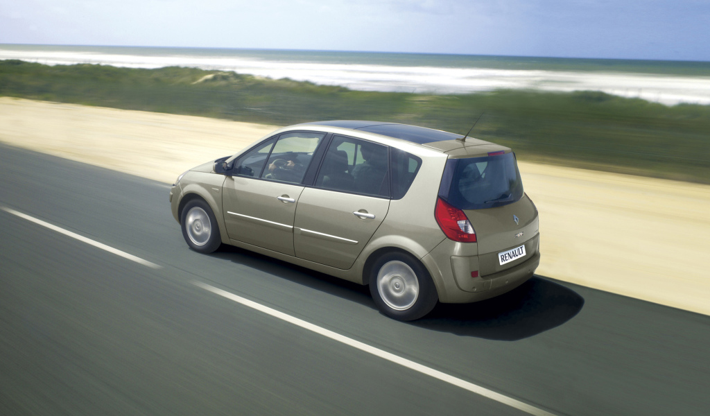 Красивый автомобиль Renault Scenic в Москве