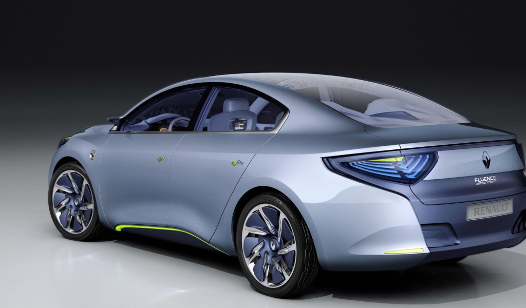 Автомобиль Ренаульт Fluence на дороге