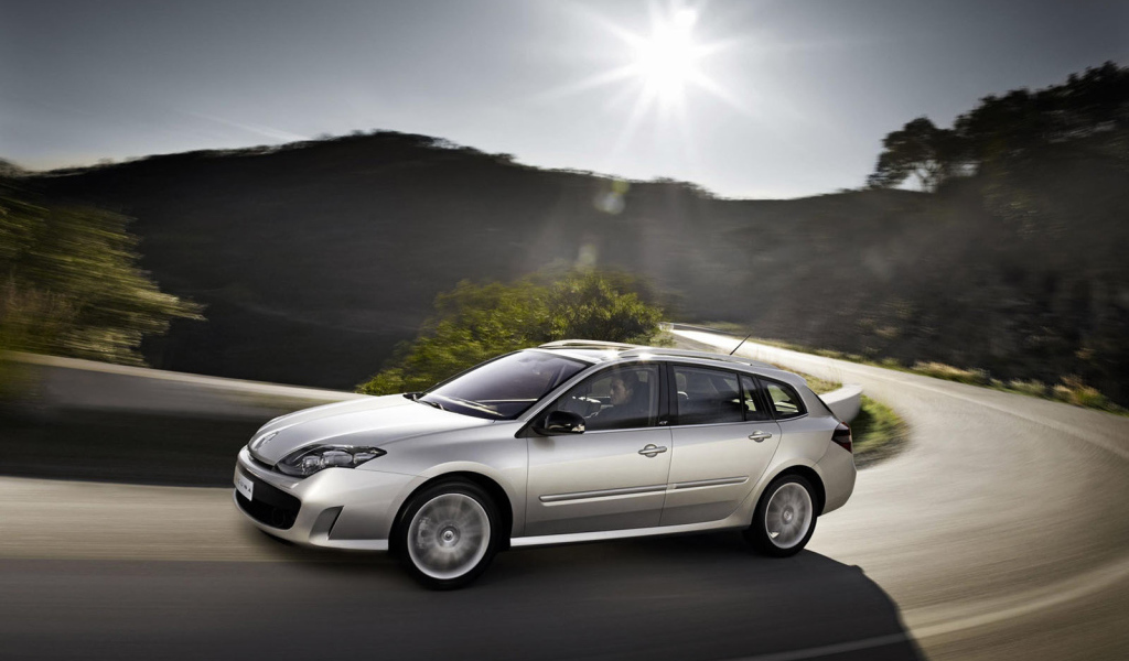 Автомобиль Ренаульт Laguna на дороге