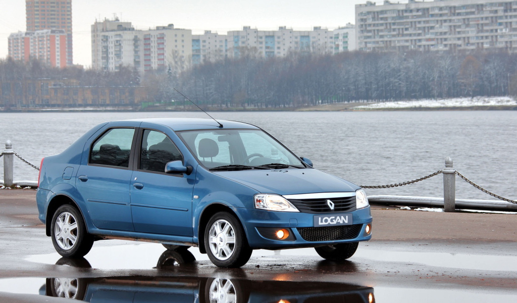 Автомобиль Ренаульт Logan на дороге