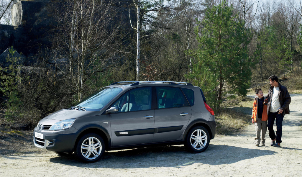 Автомобиль Ренаульт Scenic на дороге