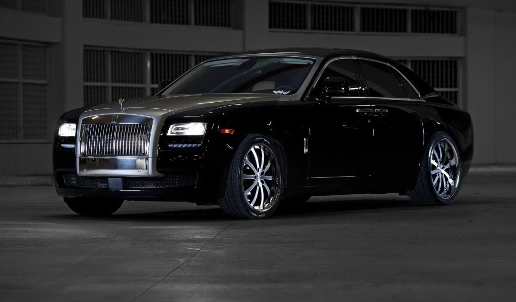 Автомобиль Rolls Royce Ghost на дороге