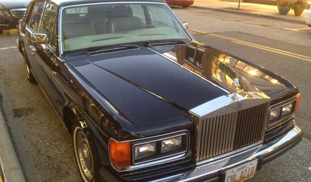 Автомобиль Rolls Royce Silver Spirit на дороге