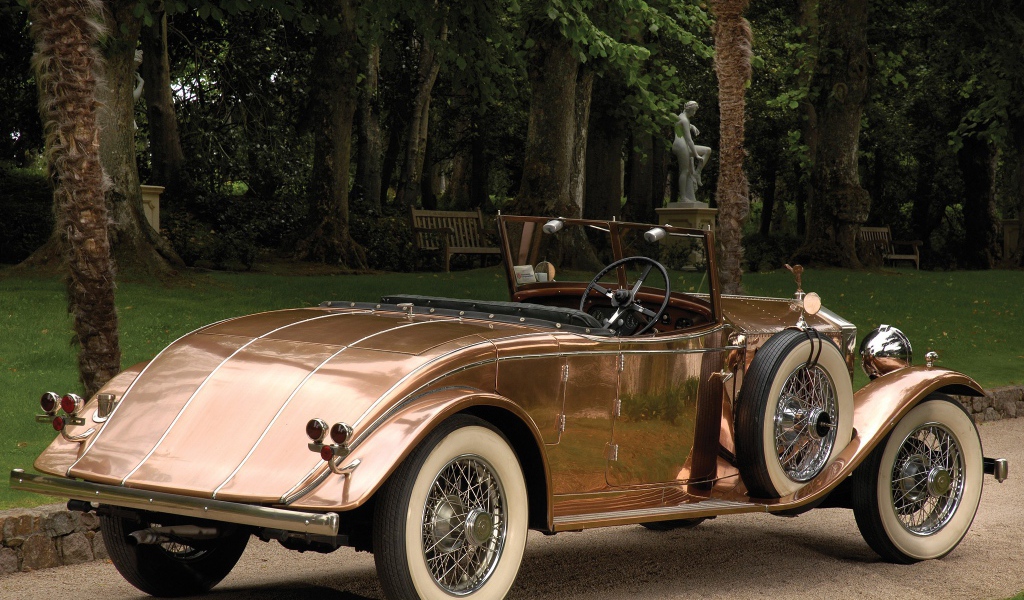 Старинный Ролс Ройс в парке