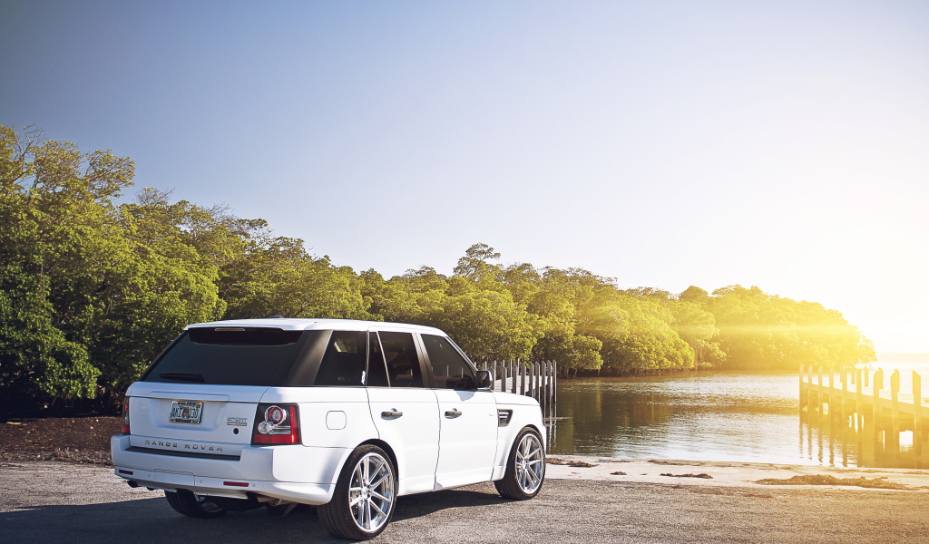 Лэнд Ровер около водоема