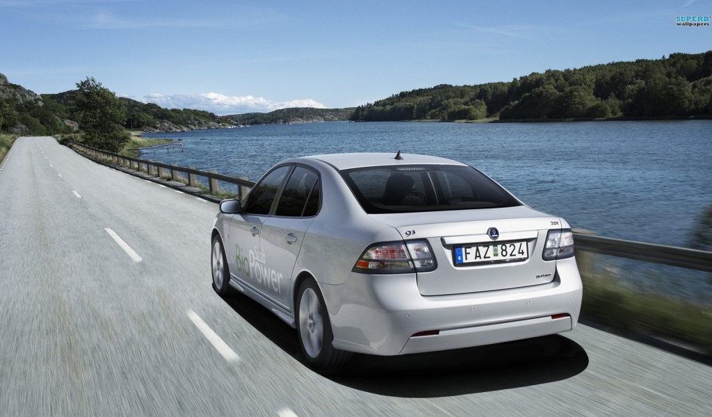 Автомобиль Saab 9-3 на дороге