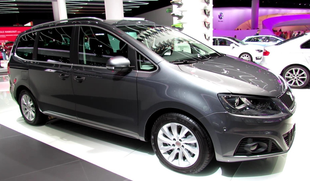 Красивый автомобиль Seat Alhambra в Москве