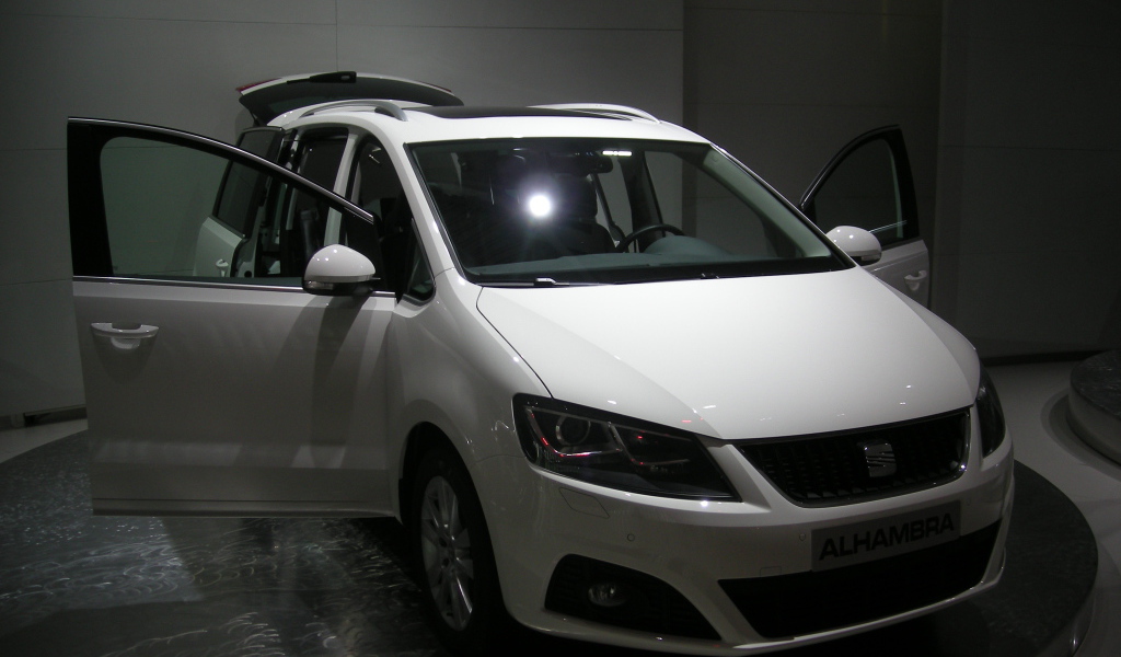 Красивый автомобиль Seat Alhambra