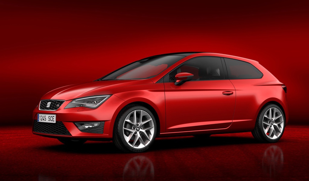 Красивый автомобиль Seat Leon 2014 в Москве