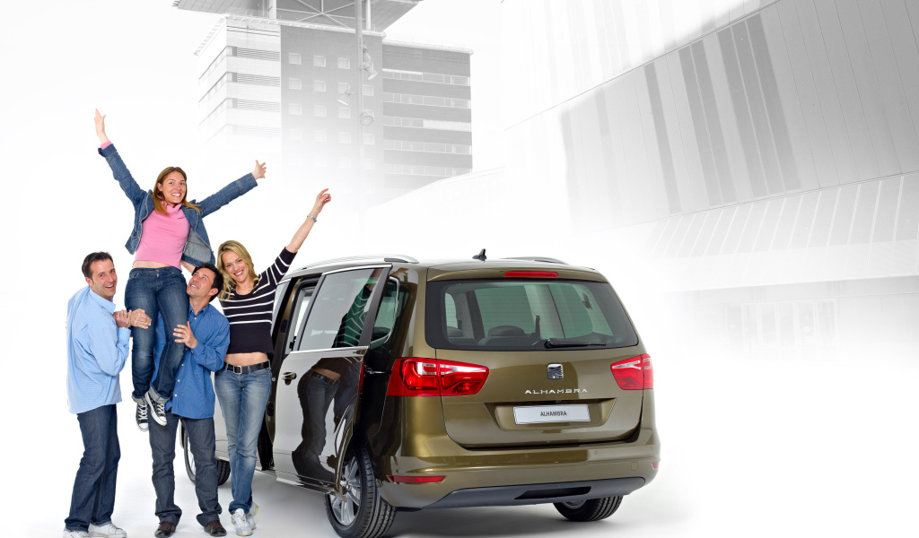 Автомобиль Seat Alhambra на дороге