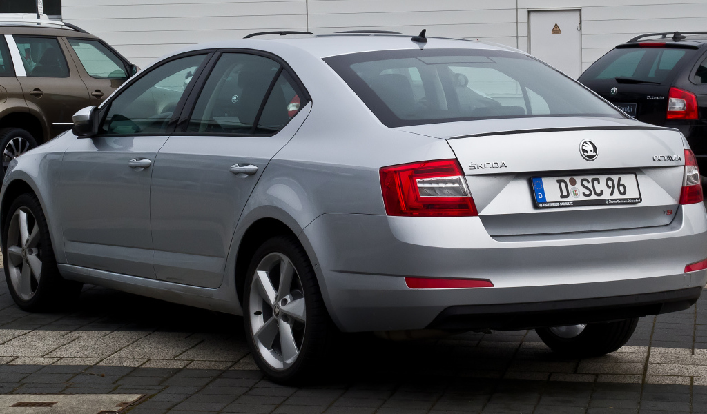 Автомобиль Skoda Octavia 2013 на дороге