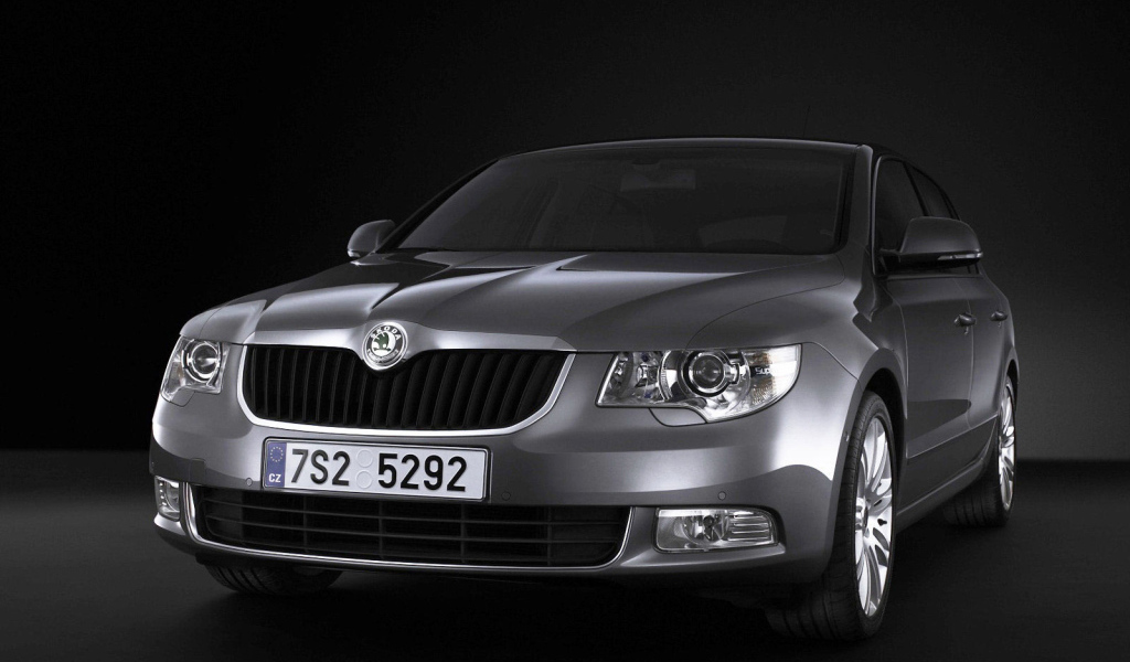 Красивый автомобиль Skoda SuperB