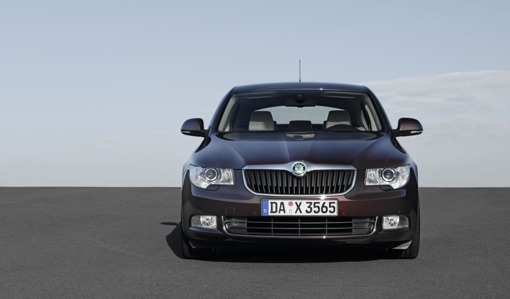 Автомобиль марки Skoda модели SuperB