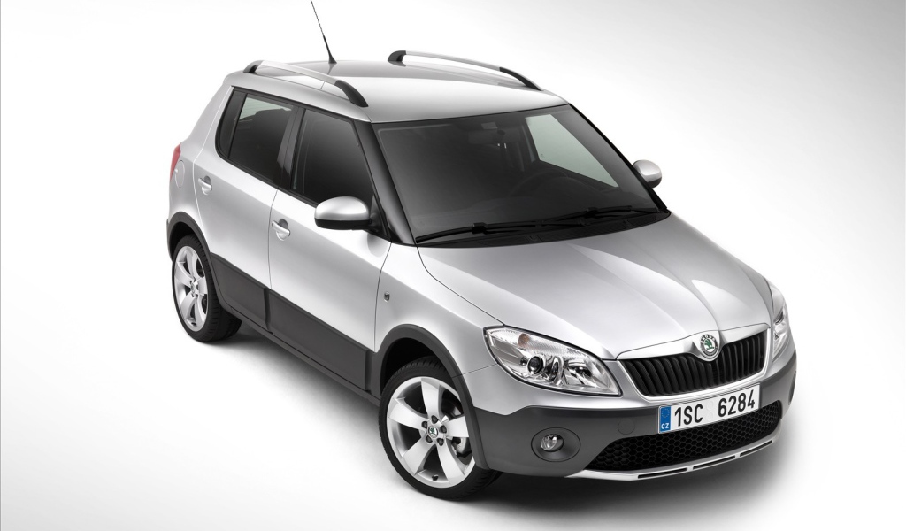 Автомобиль Skoda Fabia на дороге