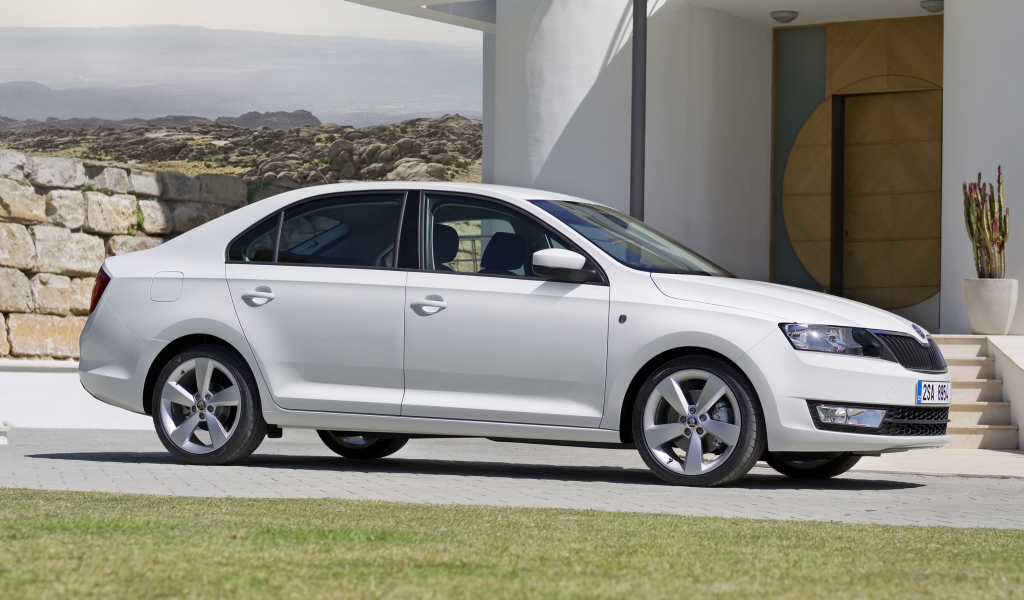 втомобиль Skoda Rapid на дороге