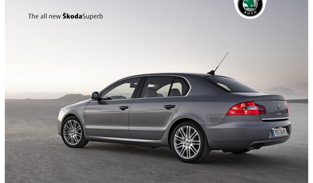 Автомобиль Skoda SuperB на дороге