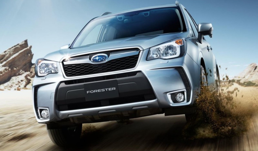 Автомобиль Subaru Forester 2013 на дороге