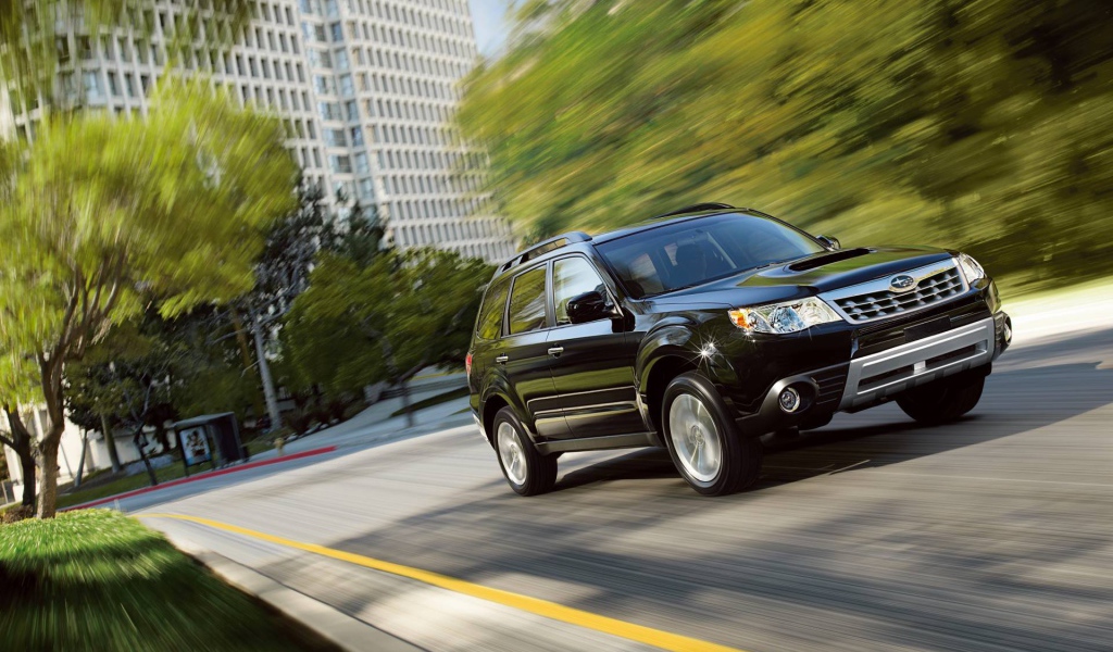 Красивый автомобиль Subaru Forester 2013 в Москве