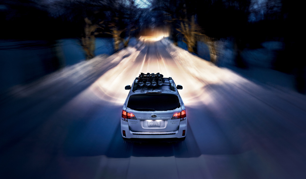 Красивый автомобиль Subaru Outback в Москве