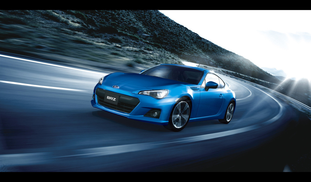 Автомобиль Subaru BRZ на дороге