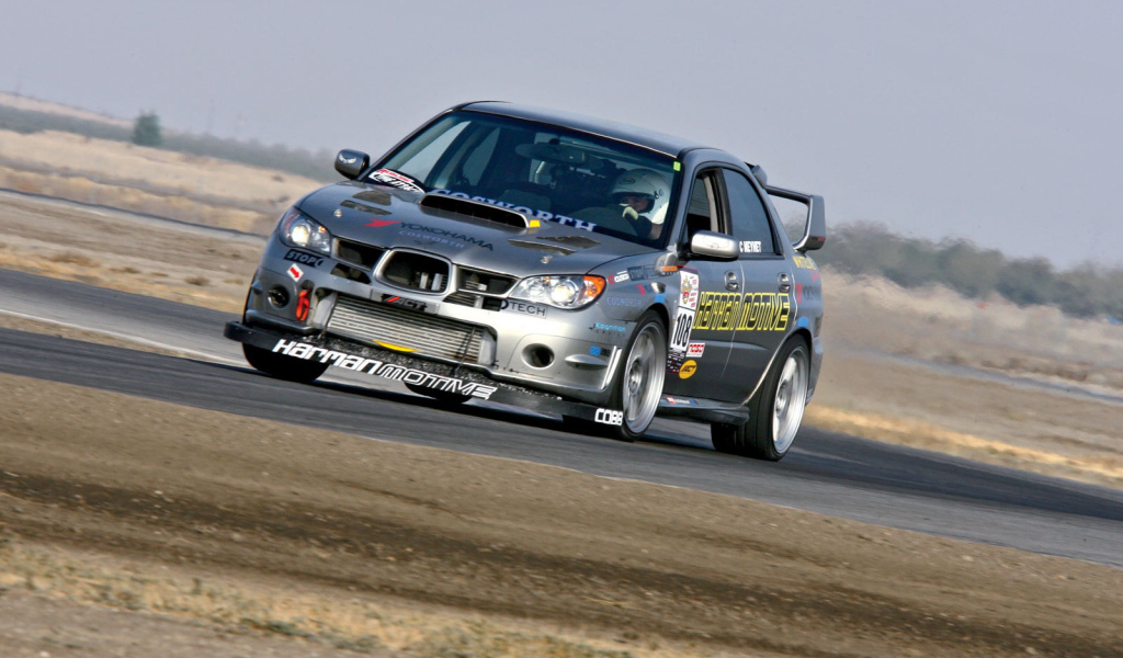 Автомобиль Subaru Boxer на дороге