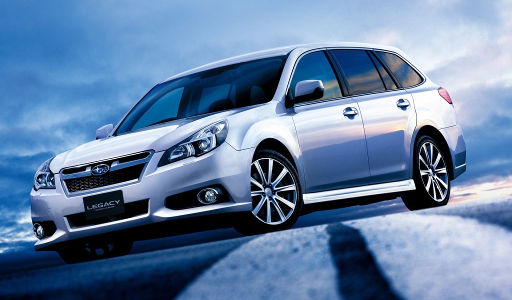 Автомобиль Subaru Legacy на дороге