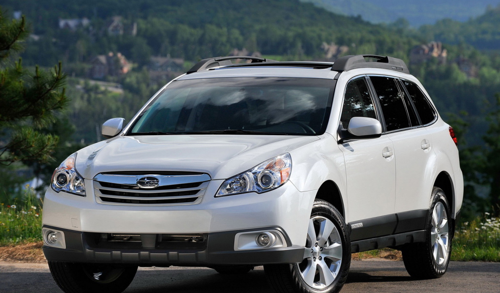 Автомобиль Subaru Outback на дороге