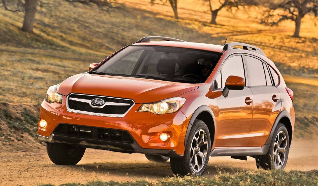 Автомобиль Subaru XV на дороге