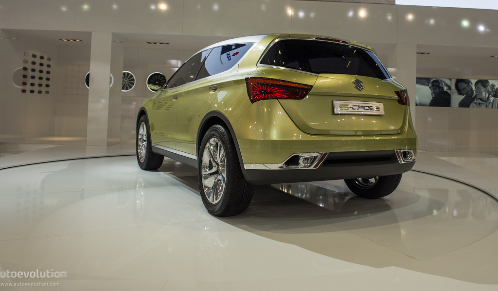 Красивый автомобиль Suzuki S-Cross 2014 в Москве